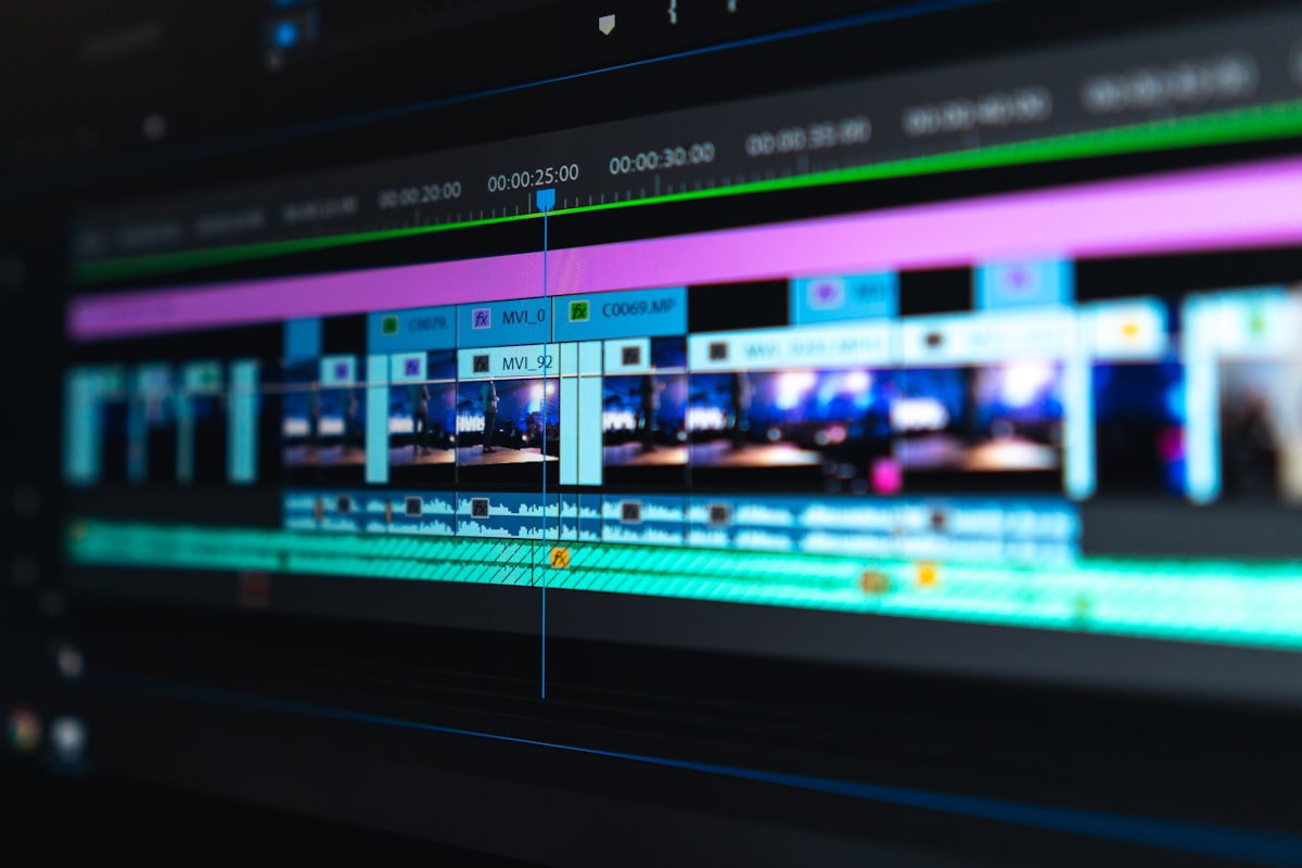 Studio di registrazione e produzione audiovisiva con luci e telecamera professionale