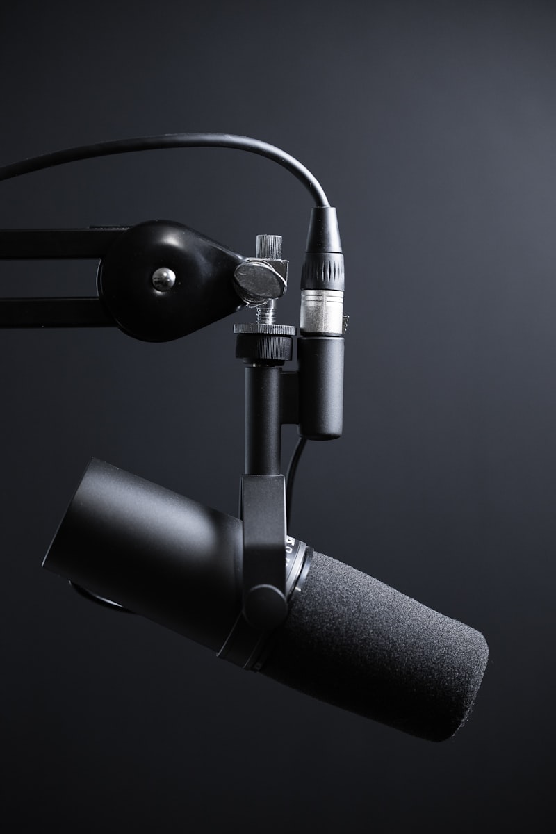 Studio professionale per podcast con microfoni e postazione interviste